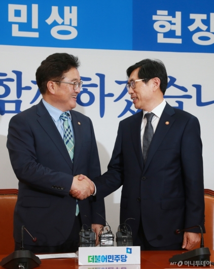[사진]박상기 신임 법무장관, 우원식 원내대표 예방