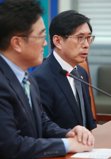 [사진]우원식 원내대표 찾은 박상기 신임 법무장관