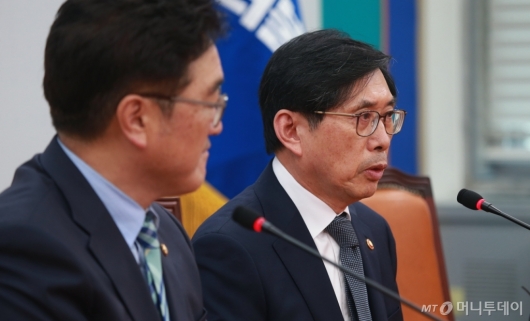 [사진]우원식 원내대표 예방한 박상기 신임 법무장관