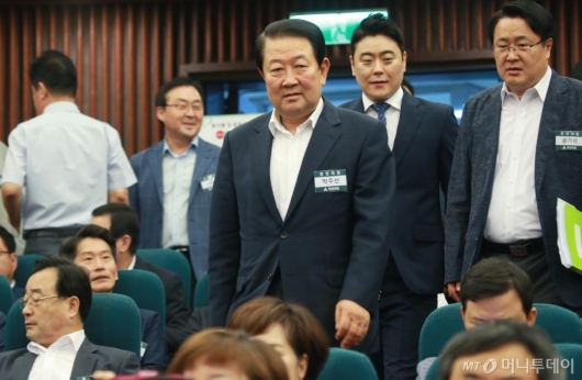 [사진]중앙위 참석하는 박주선 비대위원장