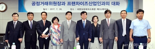 [사진]손잡은 공정거래위원장과 프랜차이즈협회