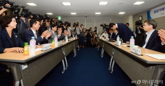 [사진]프랜차이즈산업인들에게 인사하는 김상조 공정거래위원장