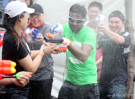 [사진]외국인들과 함께 즐기는 물총축제