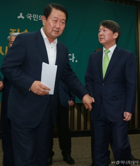 [사진]대국민사과 마친 박주선-안철수