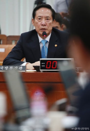 [사진]북한 ICBM 관련 긴급 보고하는 송영무 장관