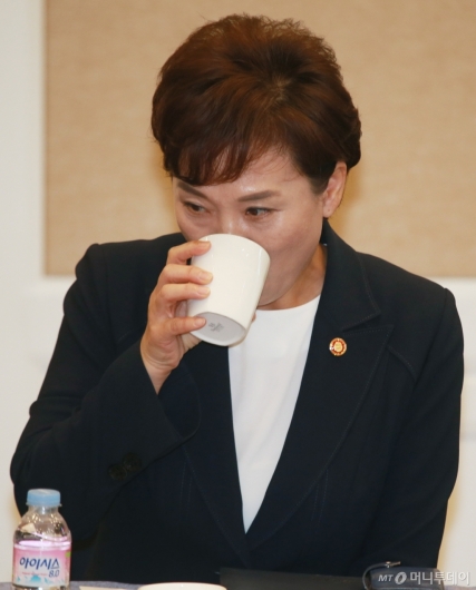 [사진]물 마시는 김현미 국토부 장관