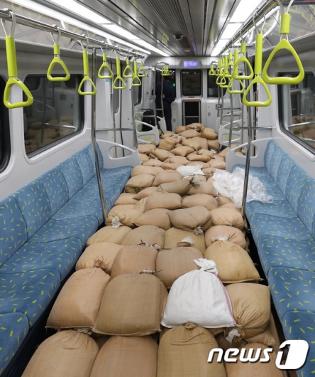 [사진]도시철도 우이신설선 '승객 대신 모래주머니 싣고 시험운행'