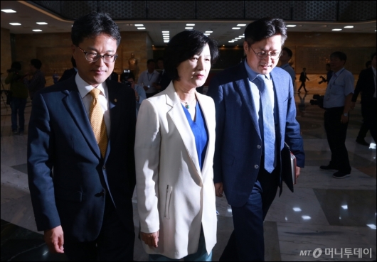 [사진]자유한국당 대표연설 거부, 본회의장 떠나는 추미애 대표