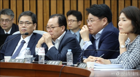 [사진]'김명수 인준 반대' 심각한 표정의 자유한국당 의원들