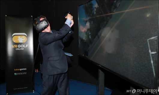 [사진]VR게임 체험하는 도종환 문체부 장관