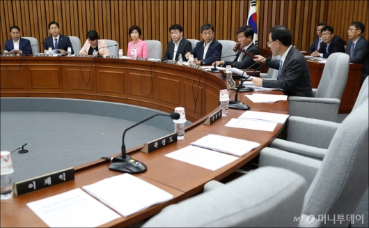 [사진]김명수 대법원장 후보자 청문보고서 채택...자유한국당 불참