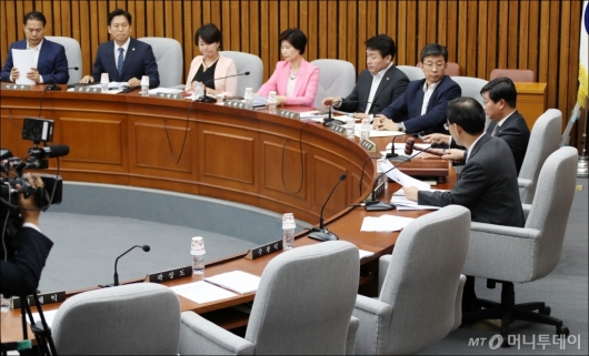 [사진]자유한국당 불참 속 김명수 청문보고서 채택