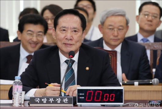 [사진]미소 짓는 송영무 국방장관