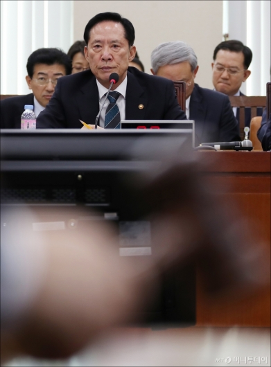 [사진]국방관련 법안 상정 지켜보는 송영무 장관