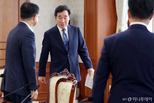 [사진]국정현안점검조정회의 참석하는 이낙연 총리