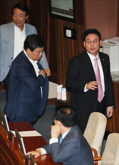 [사진]김명수 인준 통과, 본회의장 떠나는 자유한국당