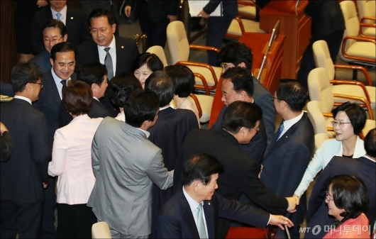 [사진]김명수 인준안 통과, 기뻐하는 민주당 의원들