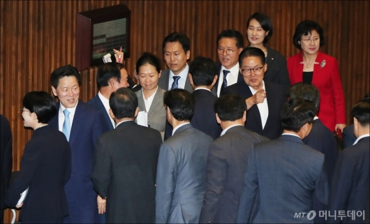 [사진]김명수 인준안 통과, 기뻐하는 국민의당