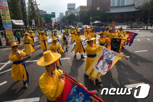 [사진]종각 지나 서울역 향하는 정조대왕 능행차 행렬