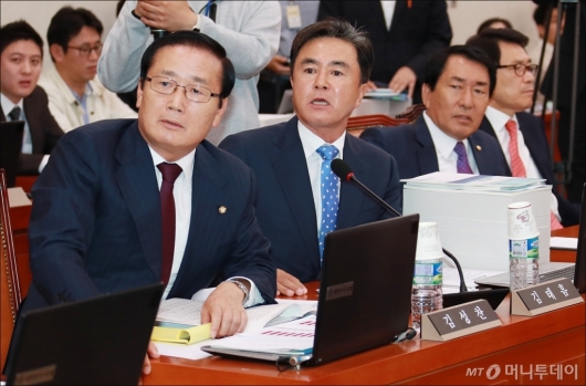 [사진]설훈 위원장 소신발언에 항의하는 자유한국당 의원들
