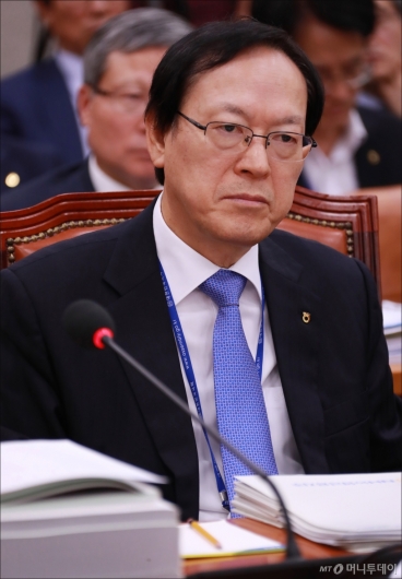 [사진]질의 듣는 김용환 농협금융지주 대표이사
