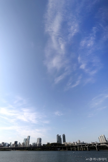 [사진]파란 하늘과 상쾌한 공기