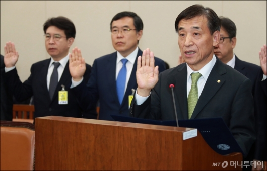 [사진]증인선서하는 이주열 한국은행 총재