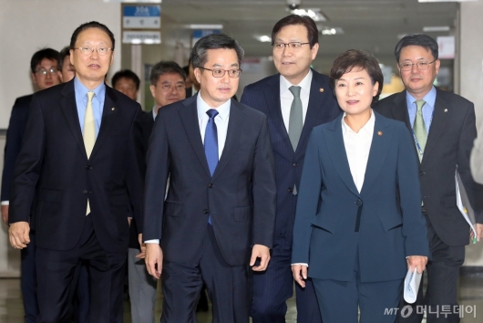 [사진]가계부채 종합대책 합동브리핑 참석하는 김동연 부총리