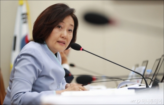 [사진]수출입銀 '다스 특혜대출 의혹' 질의하는 박영선 의원