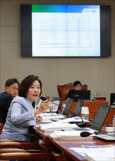 [사진]박영선, 기재위 국감서 다스 특혜대출 의혹 질의