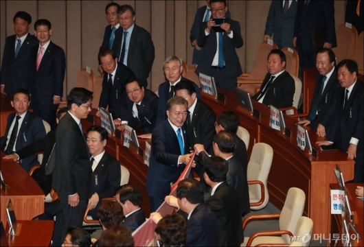 [사진]자유한국당 먼저 찾은 문재인 대통령