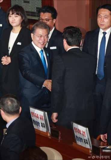 [사진]정우택 한국당 원내대표와 악수하는 문재인 대통령