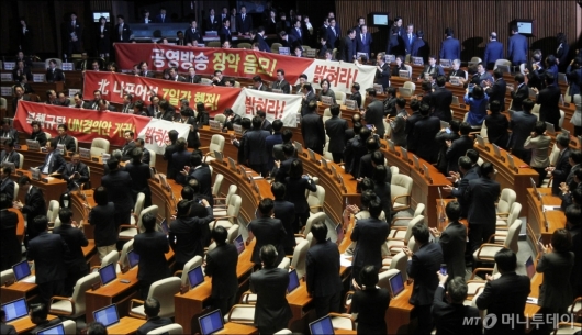 [사진]文 시정연설 '민주당은 기립박수, 한국당은 현수막 항의'