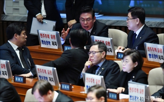 [사진]대통령 시정연설 중 대화하는 자유한국당 지도부