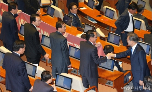 [사진]자유한국당 의원들과 악수하는 문재인 대통령
