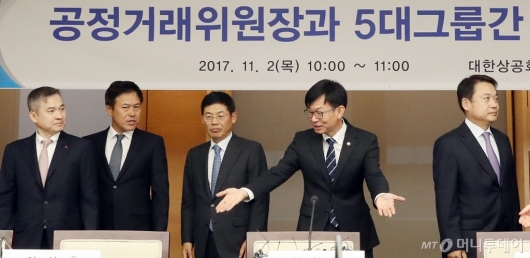 [사진]자리 안내하는 김상조 공정거래위원장