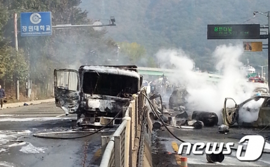 [사진]창원터널 입구 엔진오일 이송차량 폭발...'아수라장'