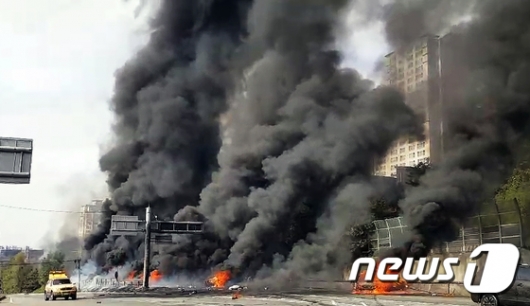 [사진]창원터널 앞 엔진오일 차량 폭발...치솟는 검은 연기