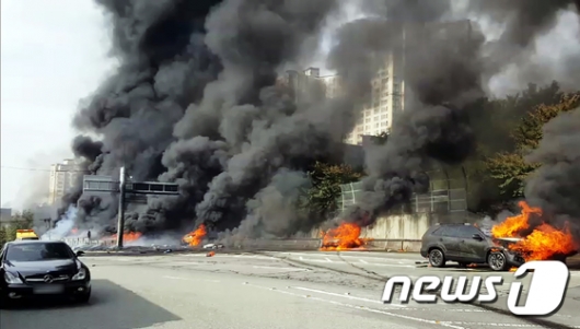 [사진]창원터널 앞 불타는 차량...'검은 연기 하늘로'