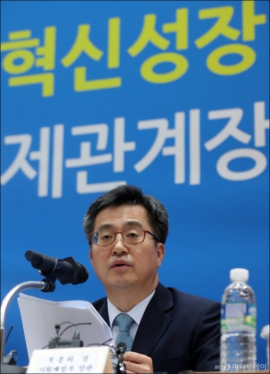 [사진]'혁신성장' 브리핑하는 김동연 부총리