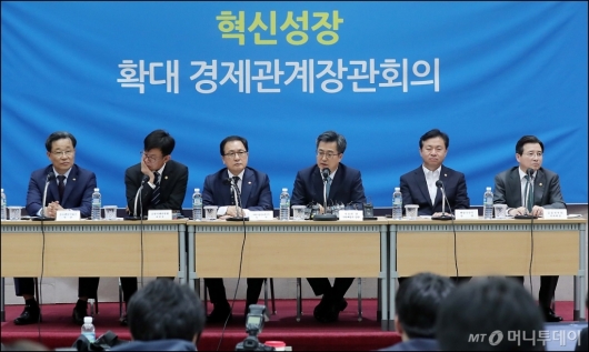 [사진]'확대 경제관계장관회의' 브리핑하는 김동연