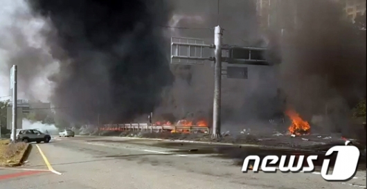 [사진]검은 연기에 휩싸인 창원 차량 폭발사고 현장