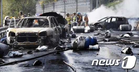[사진]창원 차량 폭발 사고, 굴러다니는 유류통