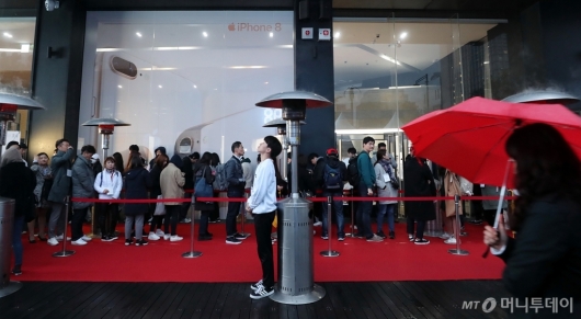 [사진]아이폰8 구매 기다리는 대기자들