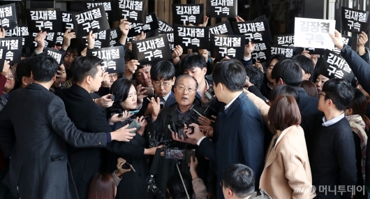[사진]노조원들 항의 받는 김재철 전 MBC 사장