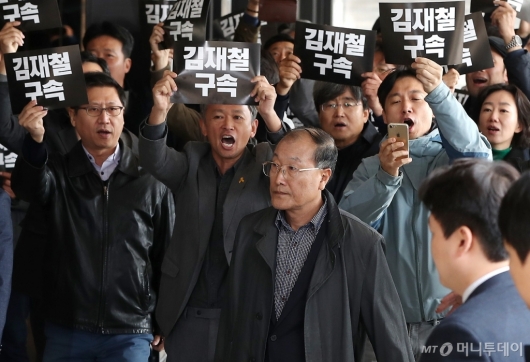 [사진]노조원들 항의 받으며 출석하는 김재철 전 사장
