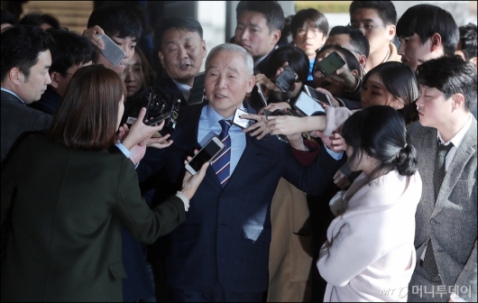 [사진]취재진 밀며 출석하는 남재준 전 국정원장