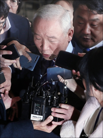 [사진]검찰 출석하는 남재준 전 국정원장