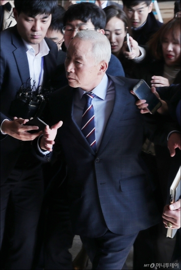 [사진]남재준 전 국정원장, '길 비켜주세요'
