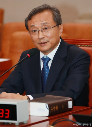 [사진]답변하는 유남석 헌법재판관 후보자